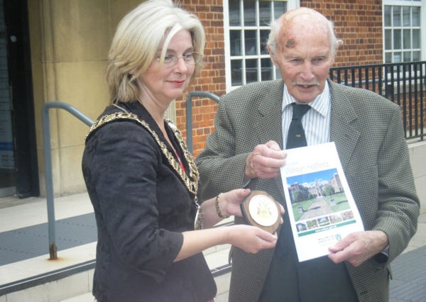Mr Titfold receiving a momento of his visit from the Mayor, Cllr Kim Langley Mr Titfold receiving a momento of his visit from the Mayor, Cllr Kim Langley