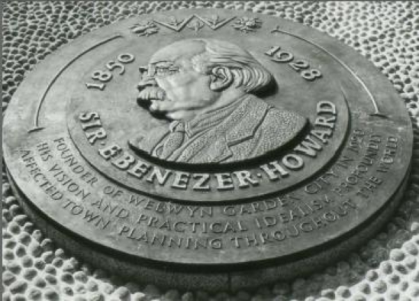 Ebenezer Howard Plague