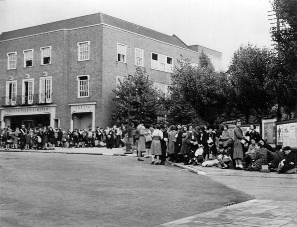 Evacuees arriving in Welwyn Garden City Evacuees arriving in Welwyn Garden City
