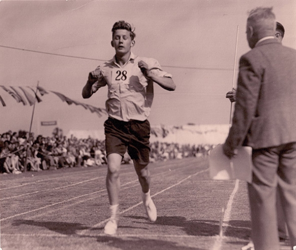 Bill Evans winning the 1 mile race Murphy Radio sports day 1951 Bill Evans winning the 1 mile race Murphy Radio sports day 1951