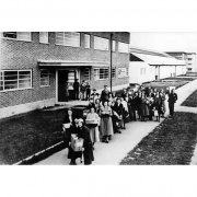 MurphyRadio-moving-from-BroadwaterRd-to-BridgeRd1932-on-foot